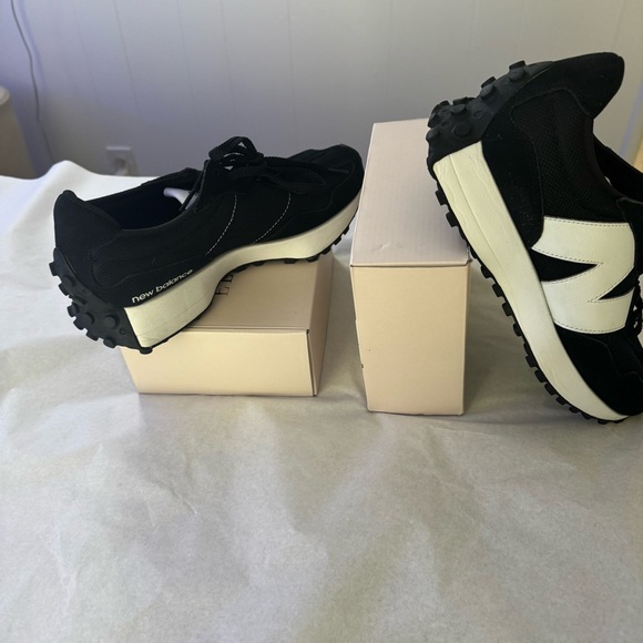 New Balance 327 Black and White Sneakers - Picture 4 of 7
